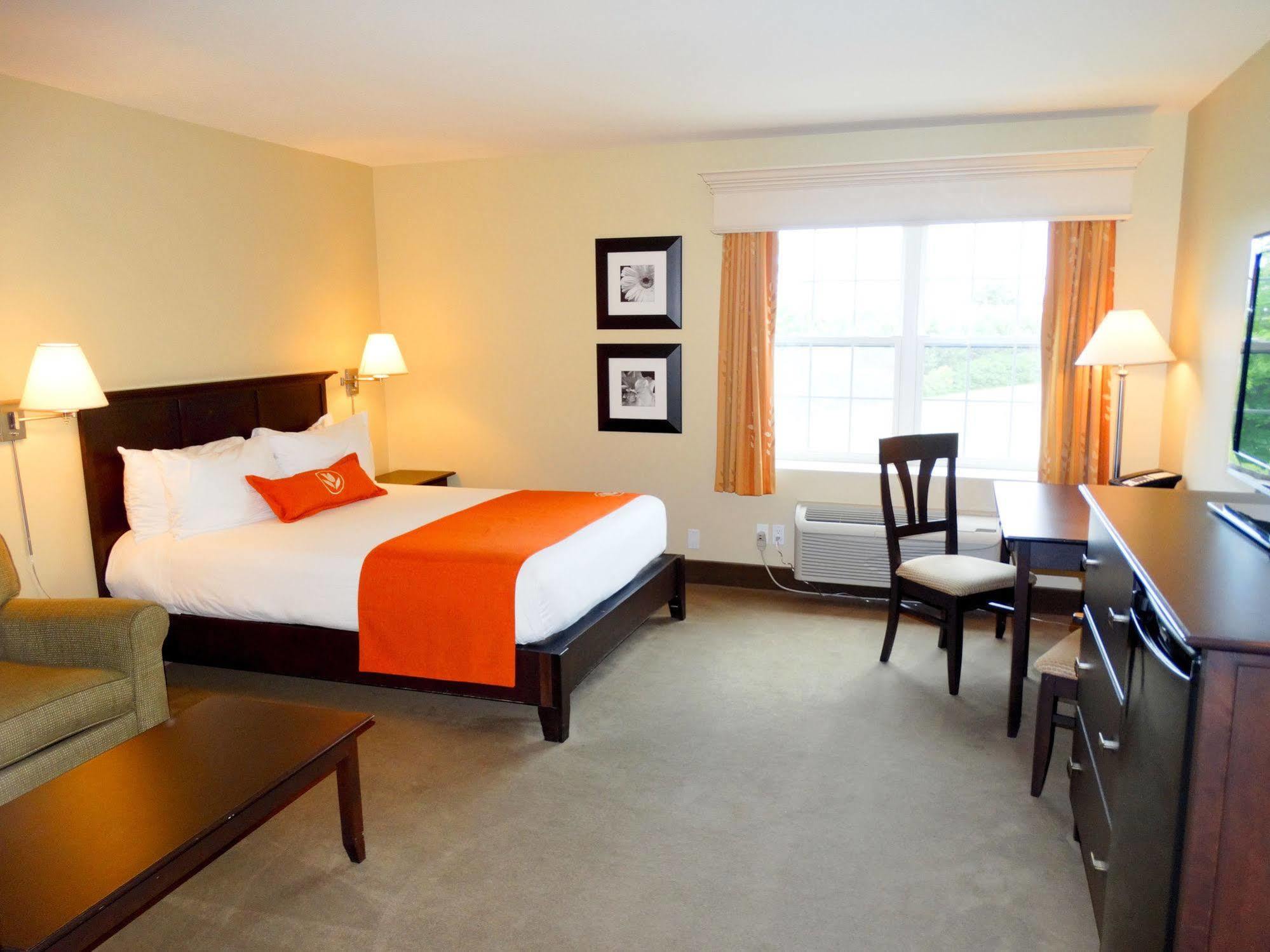Amsterdam Inn & Suites Sussex Exterior photo